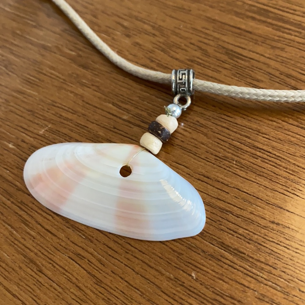 Handmade shell necklace - Picture 7 of 7